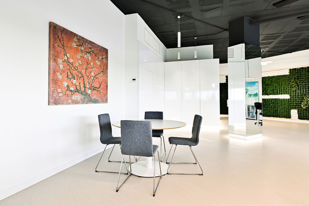 Amplios locales y alojamientos en Dos Hermanas y Sevilla. TAURUS GESTION DE INVERSIONES SL en Dos Hermanas